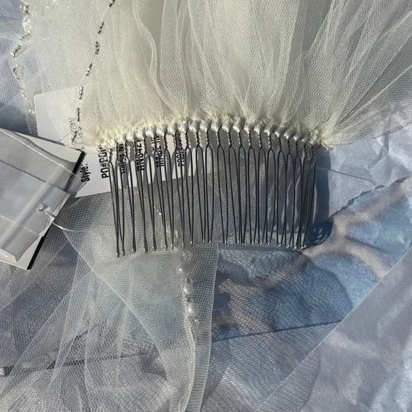 David's Bridal ivory Veil with Silver Comb - Picture 4 of 5